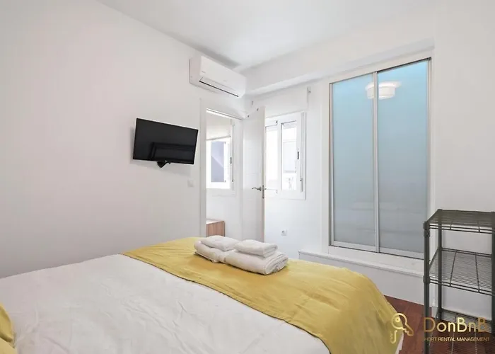 One Minute From Merced In * Malaga