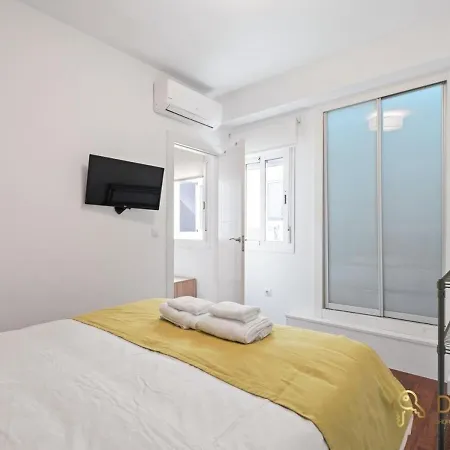 One Minute From Merced In * Malaga
